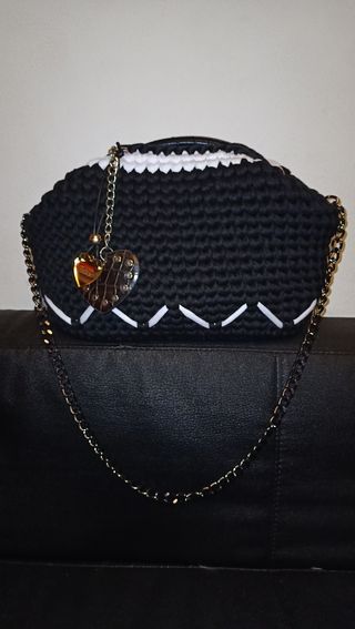 Borsa uncinetto nera con dettagli bianchi