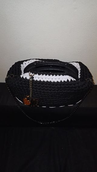 Borsa uncinetto nera con dettagli bianchi