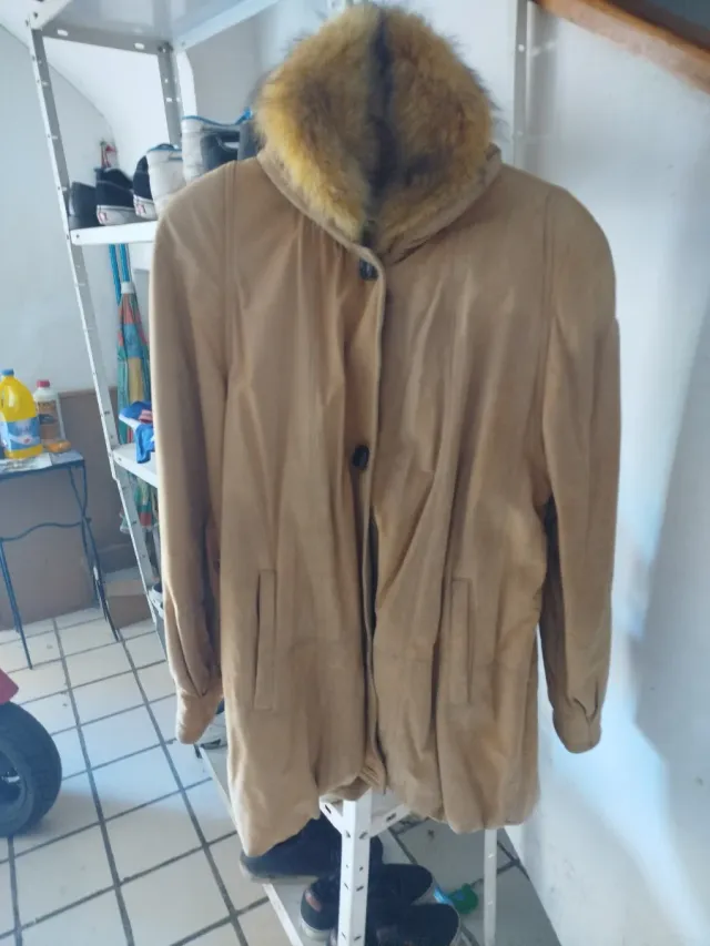 Chaquetón de piel con cuello de pelo