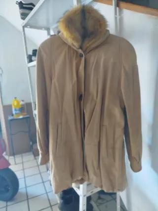 Chaquetón de piel con cuello de pelo