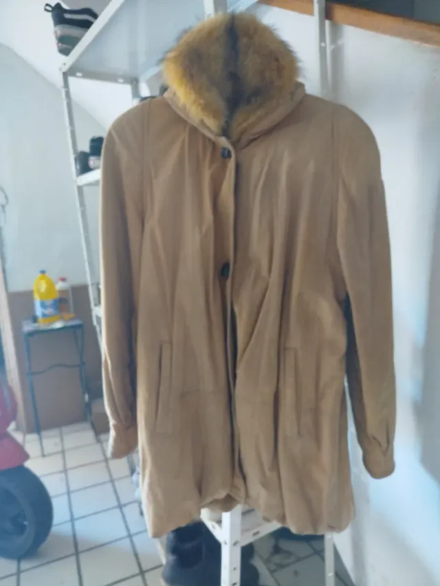 Chaquetón de piel con cuello de pelo