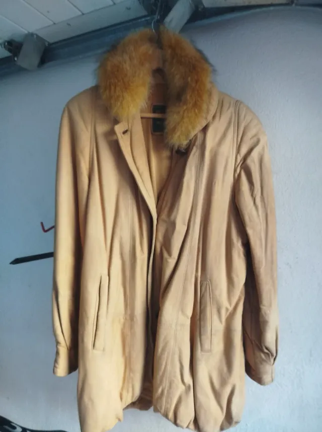 Chaquetón de piel con cuello de pelo