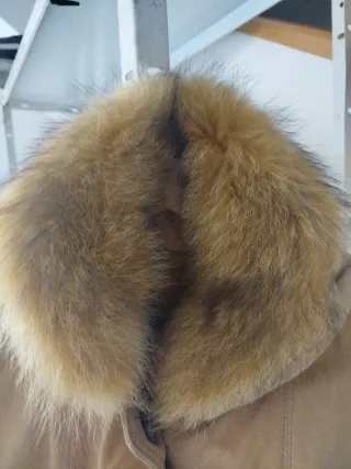 Chaquetón de piel con cuello de pelo