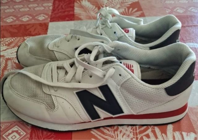 Deportivas New Balance Blancas y Rojas.