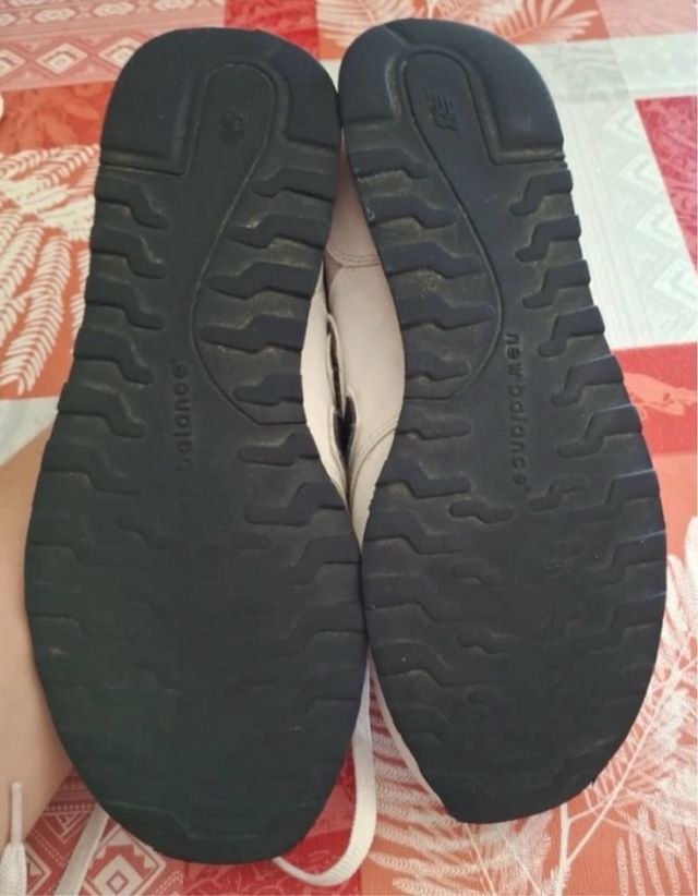 Deportivas New Balance Blancas y Rojas.