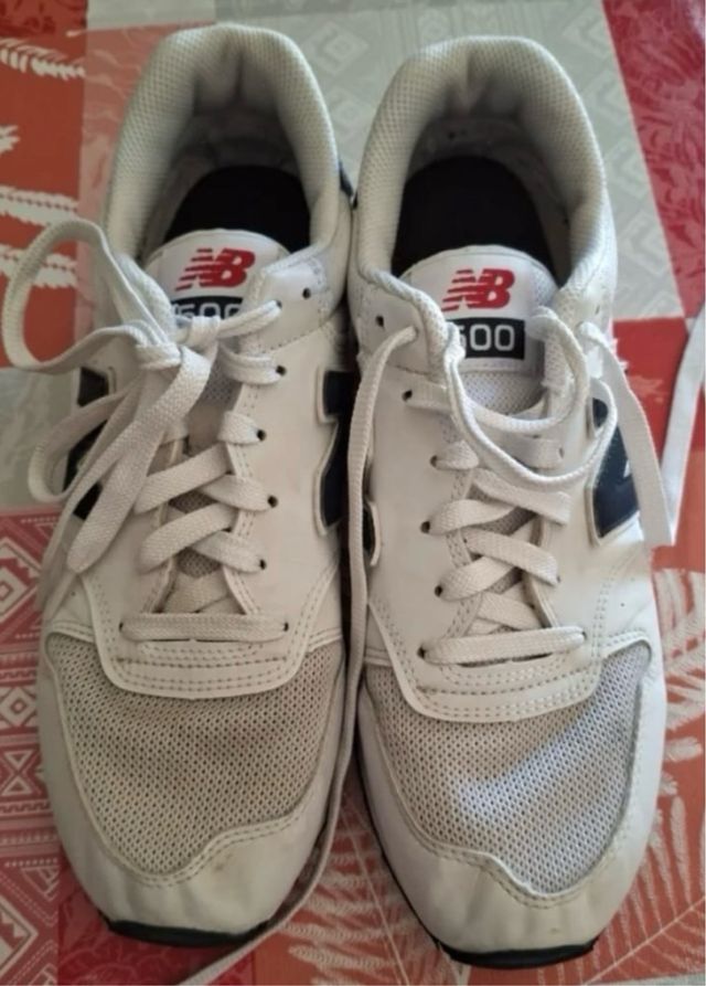 Deportivas New Balance Blancas y Rojas.