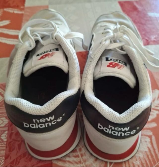 Deportivas New Balance Blancas y Rojas.