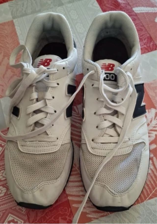 Deportivas New Balance Blancas y Rojas.