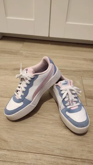 Zapatillas Puma blancas, rosas y azules
