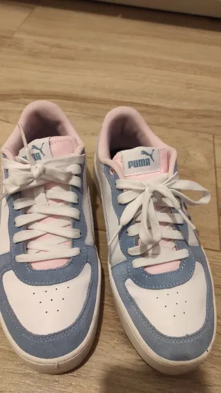 Zapatillas Puma blancas, rosas y azules