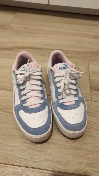 Zapatillas Puma blancas, rosas y azules