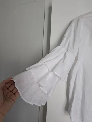 Blusa de lino blanca con volantes