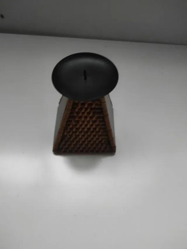 Portavelas piramidal madera y mimbre