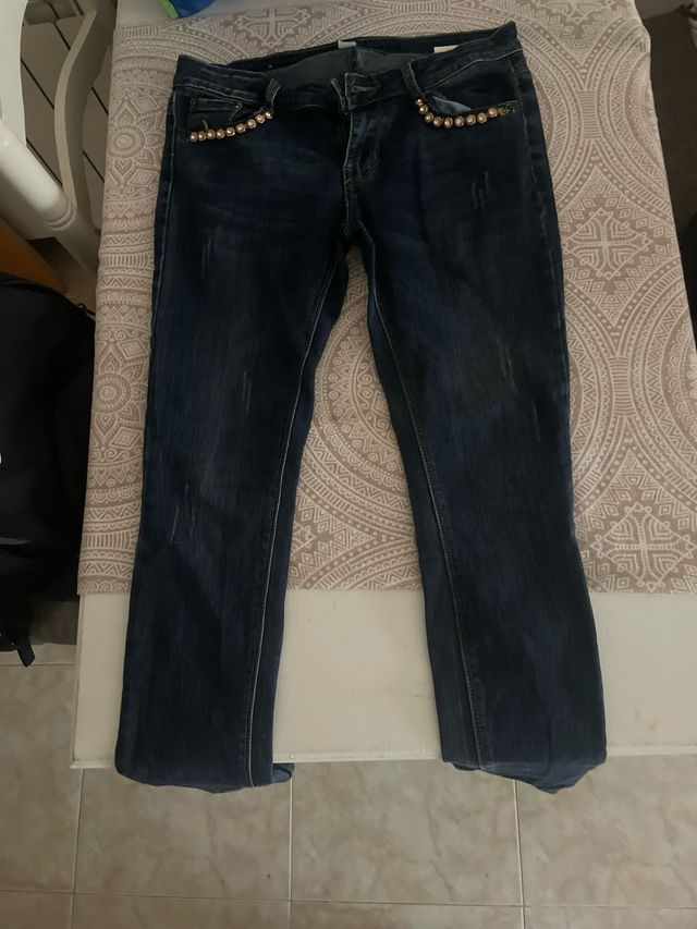 Tejanos azules con tachuelas doradas