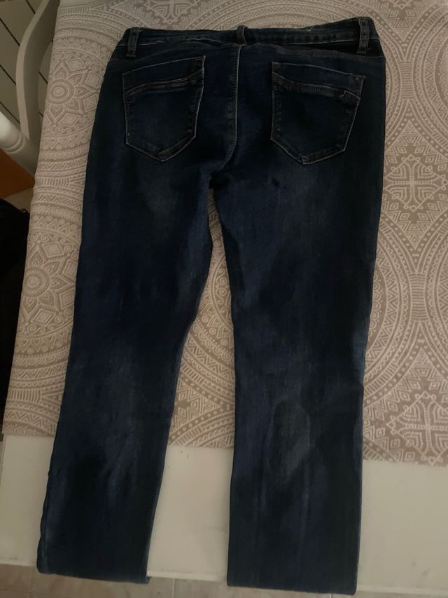 Tejanos azules con tachuelas doradas