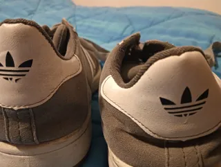 Scarpe Adidas grigie e bianche