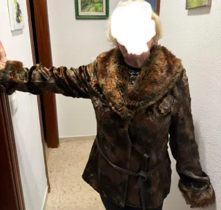 Chaqueta de pelo marrón y multicolor