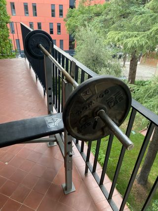 Banco de pesas con barra y discos