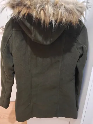 Abrigo verde militar con capucha y pelo