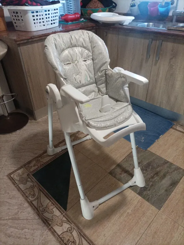 Trona de bebé gris con estampado