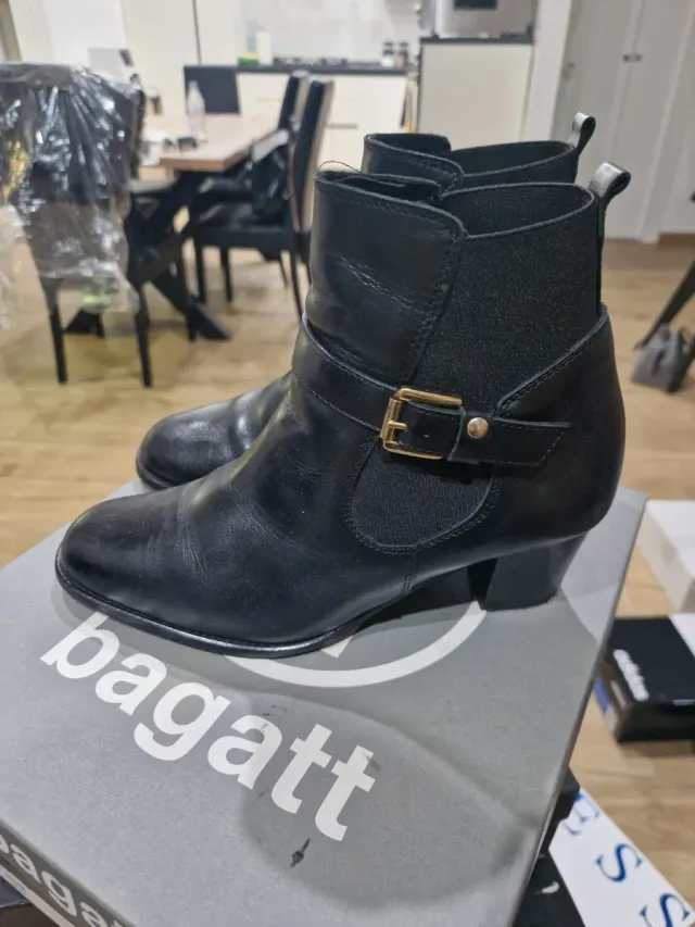 Stivaletti Bagatt neri con fibbia