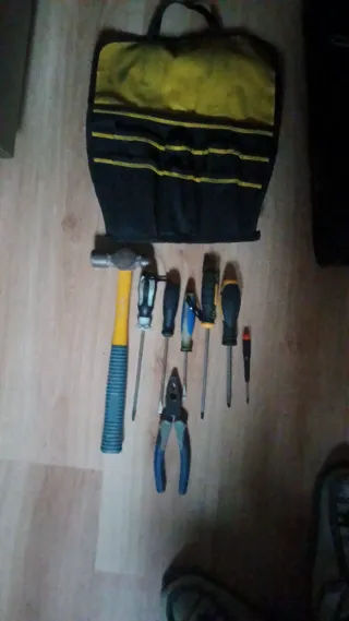 Kit de herramientas con martillo y destornilladore