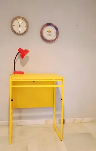 Escritorio pequeño amarillo