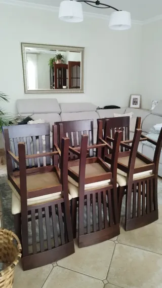 Seis sillas de comedor de madera
