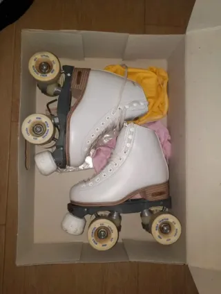 Pattini bianchi risport taglia 32 con scatola