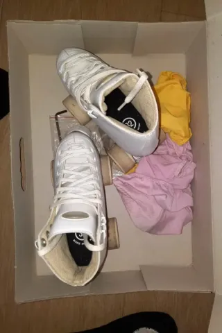 Pattini bianchi risport taglia 32 con scatola