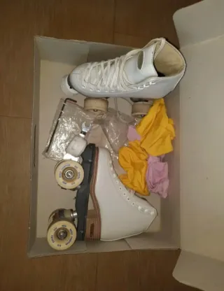 Pattini bianchi risport taglia 32 con scatola