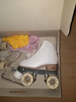 Pattini bianchi risport taglia 32 con scatola