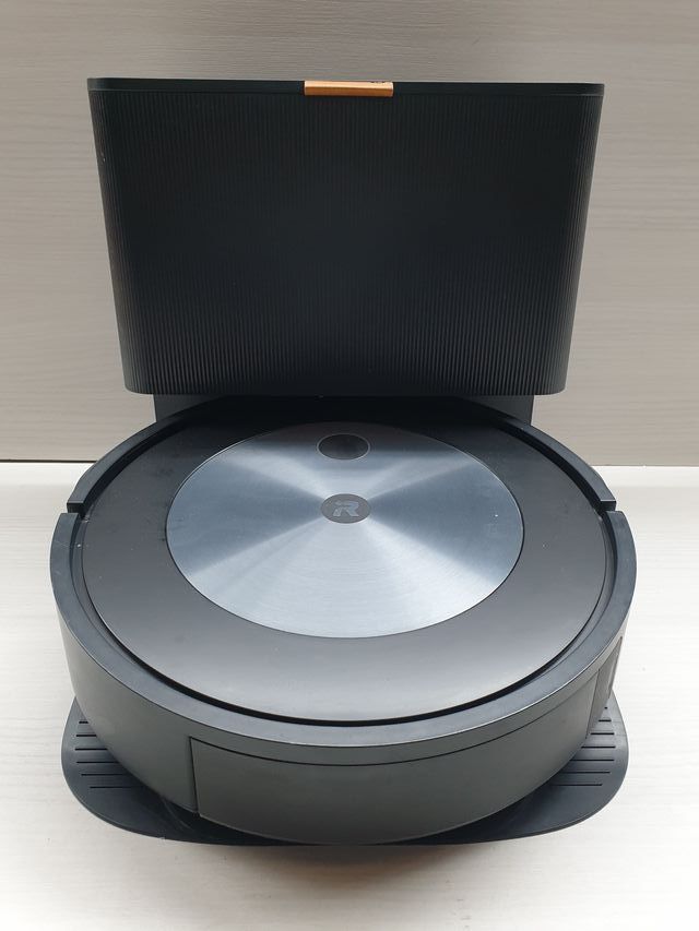 Robot aspirapolvere iRobot Roomba j7+ con base autosvuotante