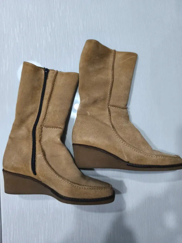 Botas de serraje con cuña media