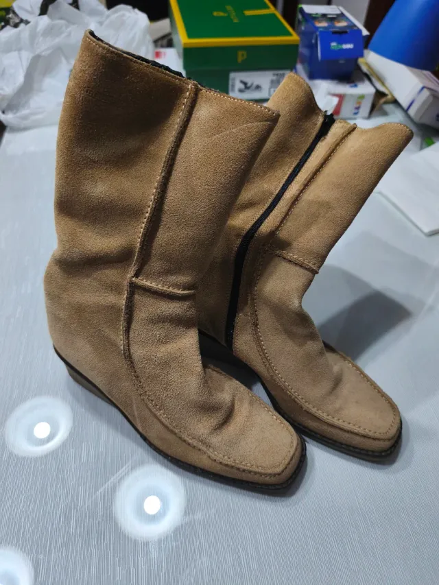 Botas de serraje con cuña media