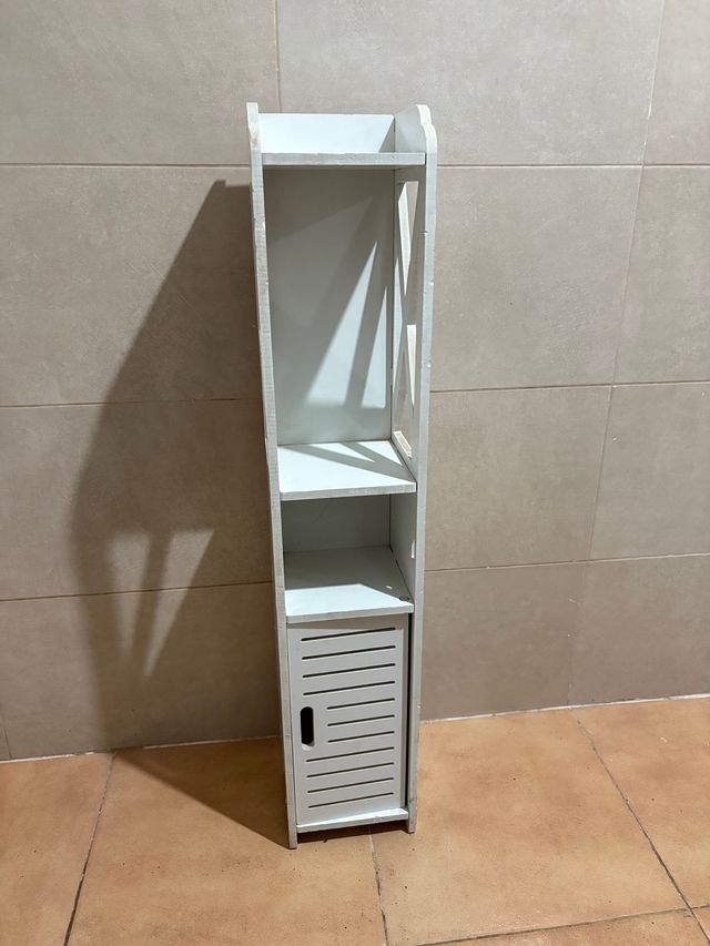 Estante branca de madeira estreita