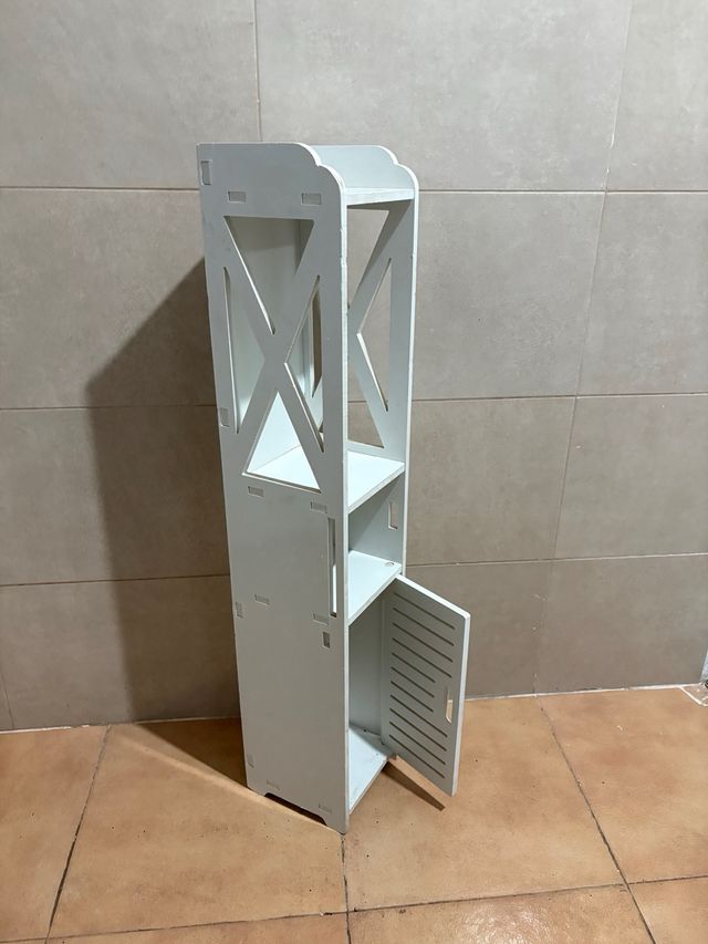 Estante branca de madeira estreita