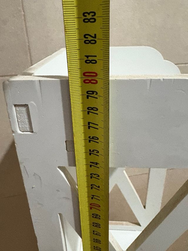 Estante branca de madeira estreita