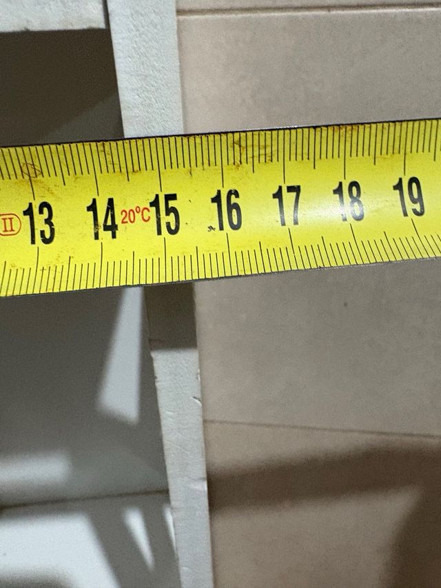 Estante branca de madeira estreita