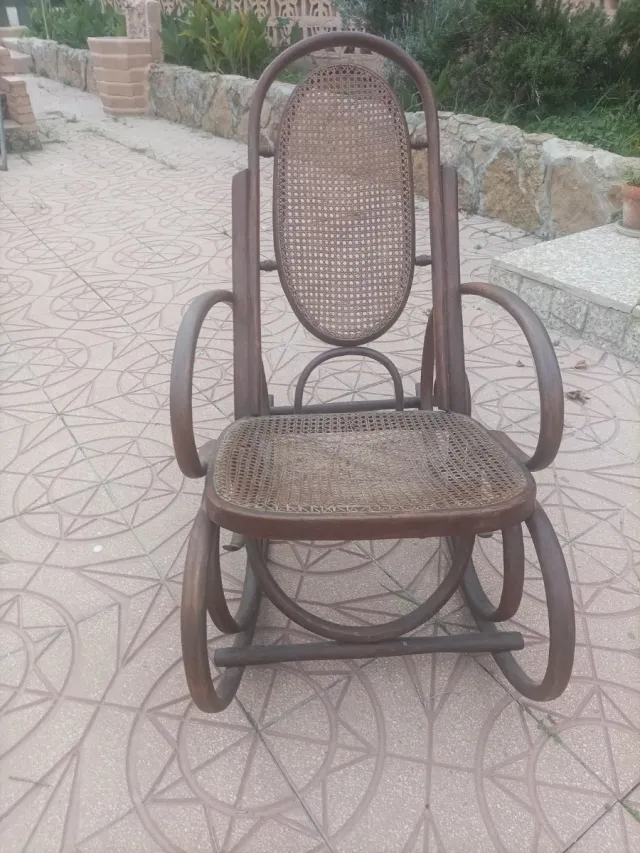 Mecedora de ratán y madera