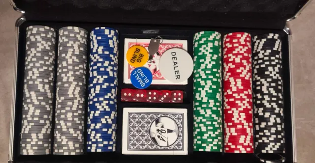 Maletín Póker 300 Fichas, Dados y Cartas