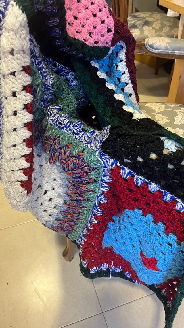 Copriletto fatto a mano stile granny square