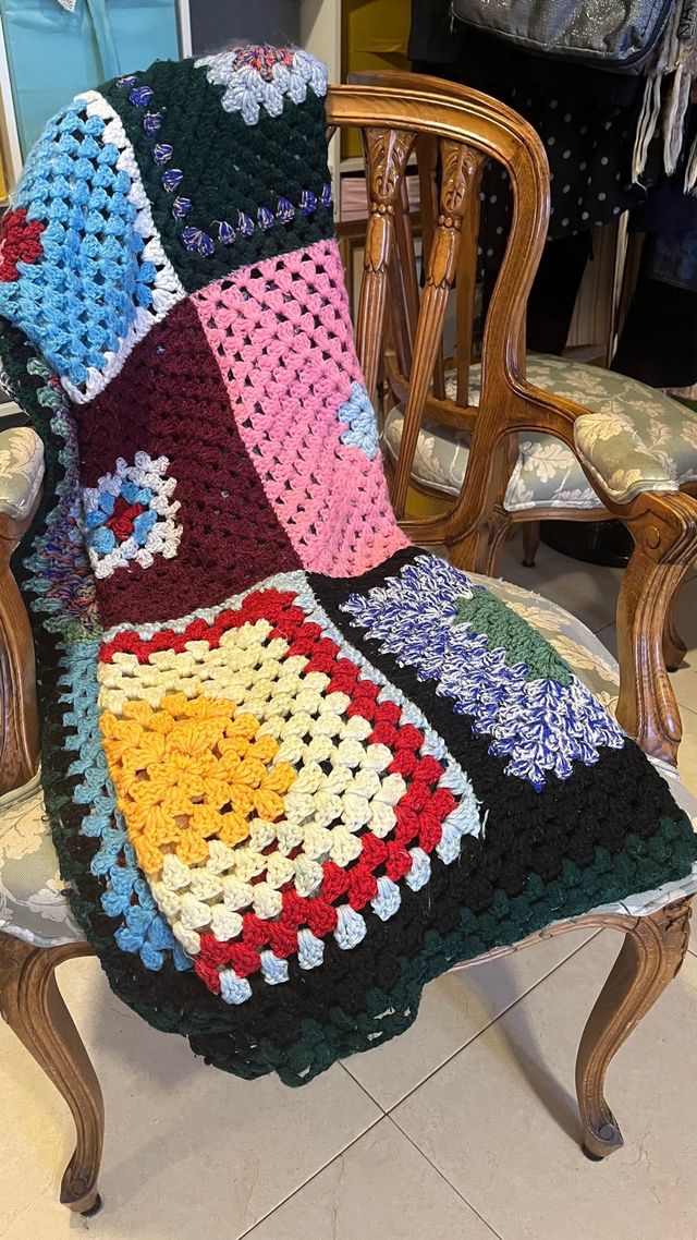 Copriletto fatto a mano stile granny square