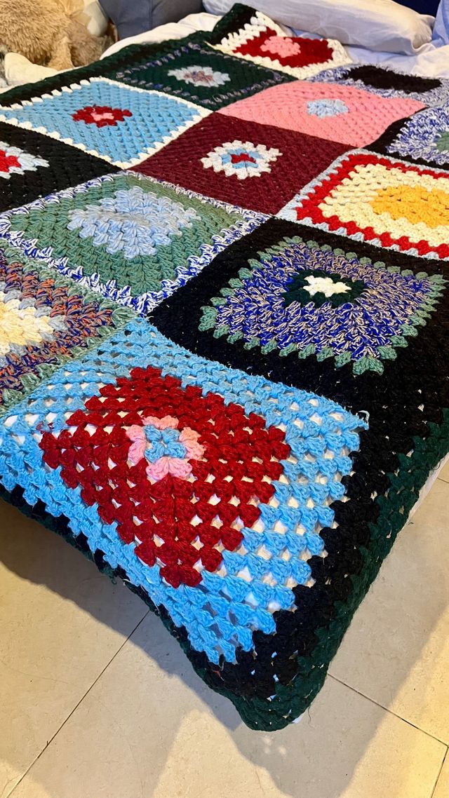 Copriletto fatto a mano stile granny square
