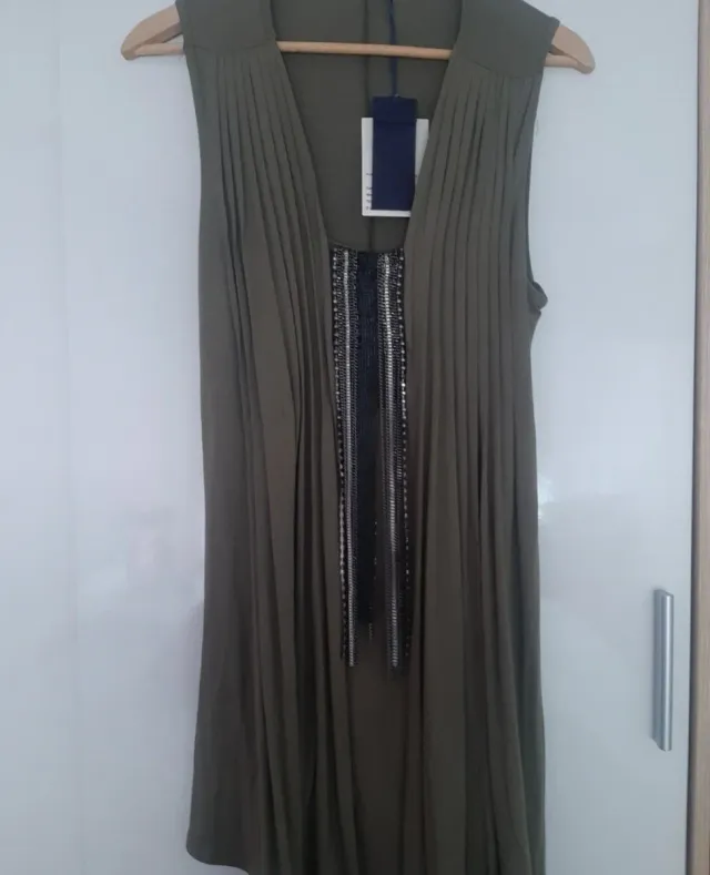 Vestido verde con pedrería