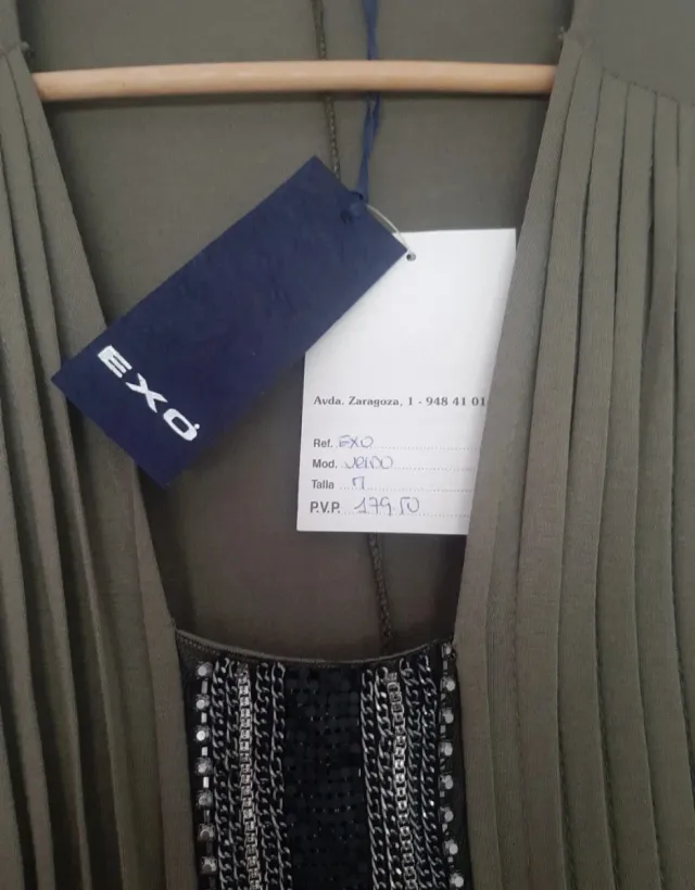 Vestido verde con pedrería