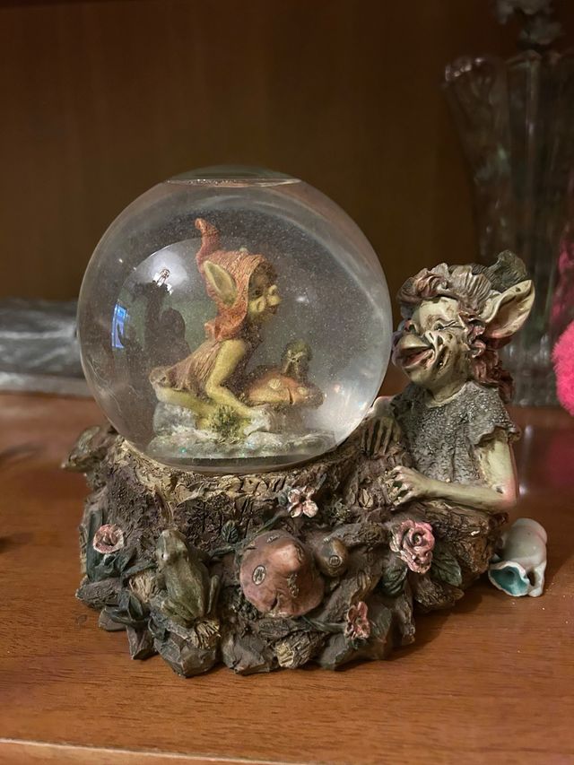 Figura con Bola de Cristal Fantasía