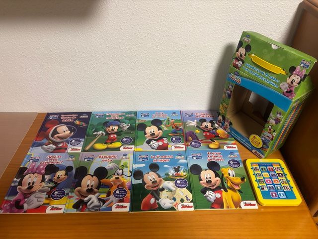 Biblioteca 8 Libros + Lector Electrónico Disney Ju