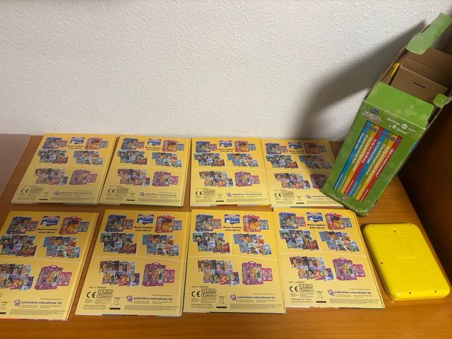 Biblioteca 8 Libros + Lector Electrónico Disney Ju