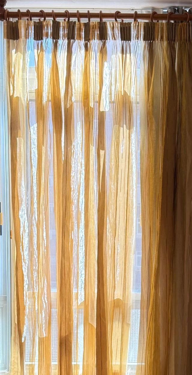 Cortina de tela marrón y dorada